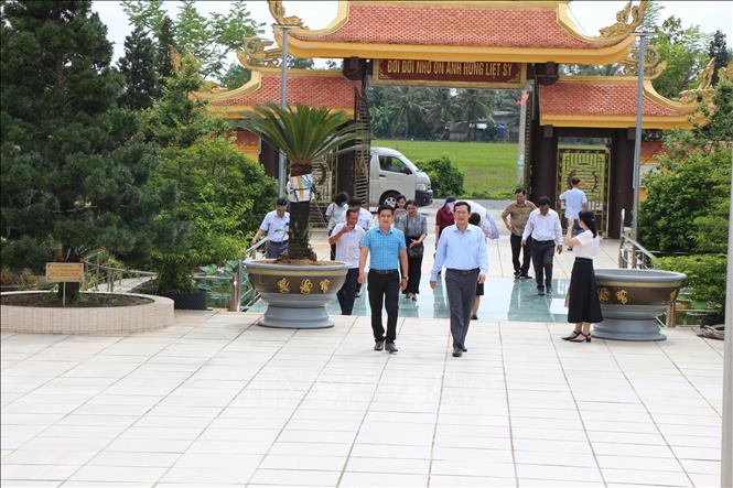 Khảo sát Di tích Pháo Binh Vịnh Chèo (xã Vĩnh Thuận Đông, thành phố Cần Thơ). Ảnh: Nguyễn Hằng – TTXVN