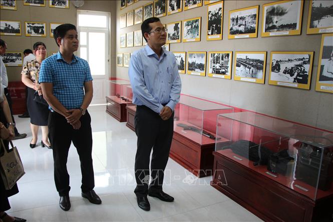 Các đại biểu tham quan khu vực trưng bày tranh ảnh, hiện vật tại Di tích Pháo Binh Vịnh Chèo. Ảnh: Nguyễn Hằng – TTXVN