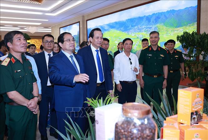 Thủ tướng Phạm Minh Chính tham quan trưng bày sản phẩm OCOP vùng đồng bào dân tộc thiểu số. Ảnh: Dương Giang-TTXVN
