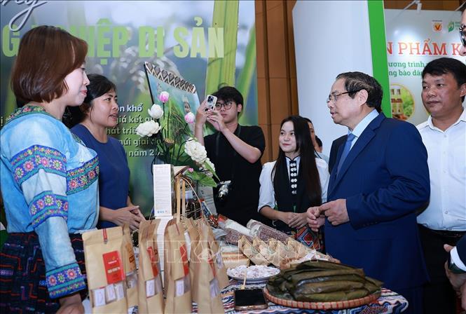 Thủ tướng Phạm Minh Chính tham quan trưng bày sản phẩm ocop vùng đồng bào dân tộc thiểu số. Ảnh: Dương Giang-TTXVN
