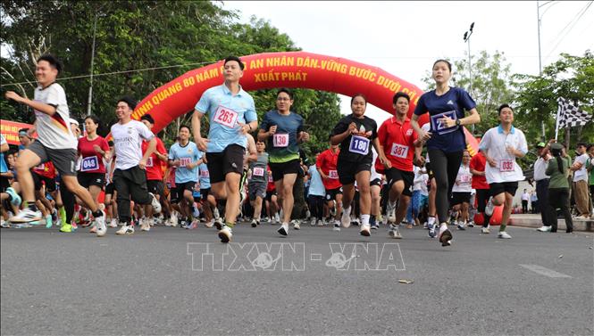 Các vận động viên tham gia giải việt dã. Ảnh: Hồng Thái - TTXVN