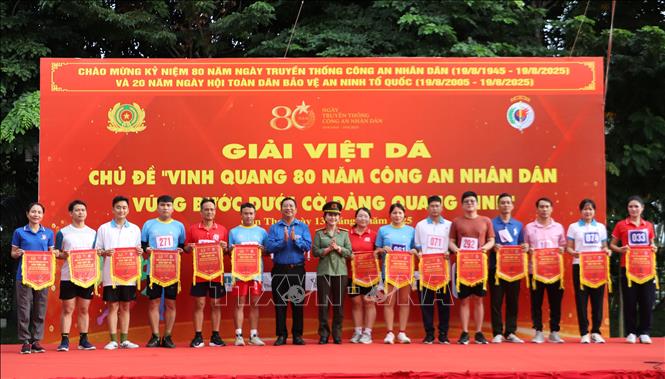 Trao cờ lưu niệm cho đại diện các đơn vị có vận động viên tham gia giải. Ảnh: Hồng Thái - TTXVN