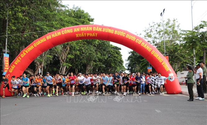 Các vận động viên tham gia giải việt dã. Ảnh: Hồng Thái - TTXVN