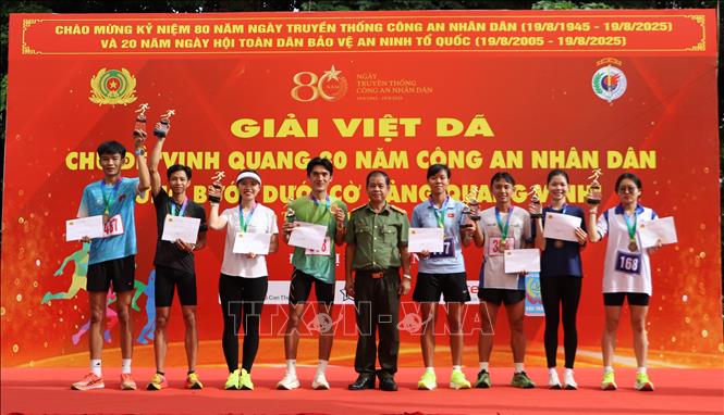 Các vận động viên đoạt giải nhận huy chương và cúp. Ảnh: Hồng Thái - TTXVN
