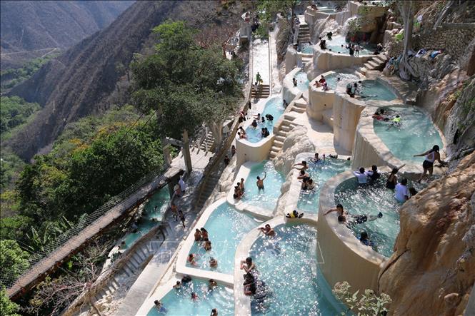 Khu du lịch suối khoáng Tolantongo thuộc bang Hidalgo, khu vực đang đối mặt với các mối đe dọa từ tội phạm có tổ chức, khủng bố và nguy cơ bắt cóc cao. Ảnh: Phi Hùng - PV TTXVN tại Mexico 