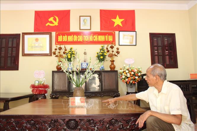 Ông Công Ngọc Dũng (sinh năm 1962, cháu nội cụ Nguyễn Thị An) giới thiệu về chiếc sập gỗ Bác Hồ từng nằm nghỉ. Ảnh: Nguyễn Thắng - TTXVN 