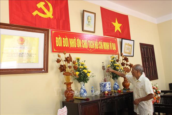 Ông Công Ngọc Dũng (sinh năm 1962, cháu nội cụ Nguyễn Thị An) thắp hương tưởng nhớ Chủ tịch Hồ Chí Minh. Ảnh: Nguyễn Thắng - TTXVN