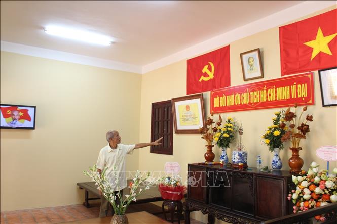 Ông Công Ngọc Dũng kể về kỉ niệm gia đình được đón Bác Hồ kính yêu. Ảnh: Nguyễn Thắng - TTXVN
