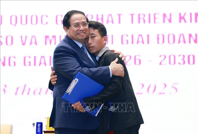Thủ tướng Phạm Minh Chính động viên Trưởng bản Mùa A Thi, người đã cứu 90 người dân bản Háng Pu Xi, xã Xa Dung, tỉnh Điện Biên khỏi thảm họa lũ quét, sạt lở đất rạng sáng 1/8 vừa qua. Ảnh: Dương Giang-TTXVN  