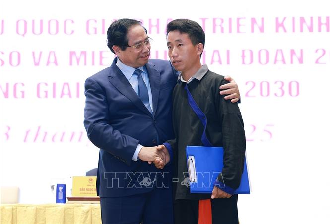 Thủ tướng Phạm Minh Chính động viên Trưởng bản Mùa A Thi, người đã cứu 90 người dân bản Háng Pu Xi, xã Xa Dung, tỉnh Điện Biên khỏi thảm họa lũ quét, sạt lở đất rạng sáng 1/8 vừa qua. Ảnh: Dương Giang-TTXVN  
