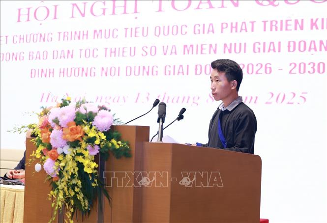 Trưởng bản Mùa A Thi (bản Háng Pu Xi, xã Xa Dung, tỉnh Điện Biên), người đã cứu 90 người dân trong Bản khỏi thảm họa lũ quét, sạt lở đất lúc rạng sáng 1/8/2025, phát biểu tại Hội nghị. Ảnh: Dương Giang-TTXVN  
