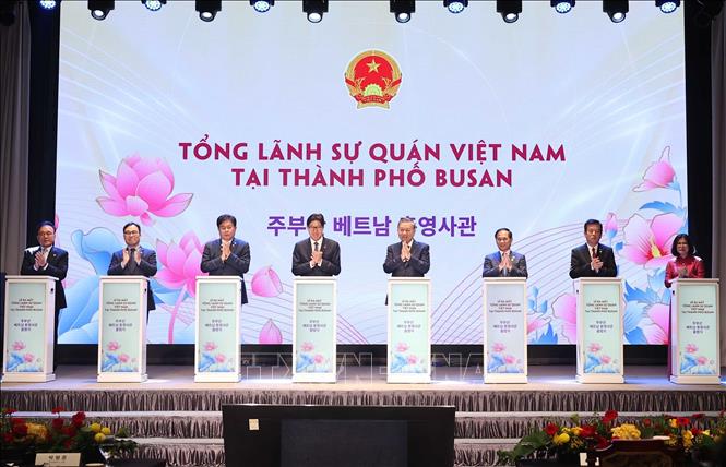 Tổng Bí thư Tô Lâm và các đại biểu thực hiện nghi thức ra mắt Tổng Lãnh sự quán Việt Nam tại thành phố Busan. Ảnh: Thống Nhất – TTXVN