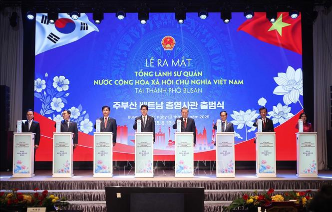 Tổng Bí thư Tô Lâm và các đại biểu thực hiện nghi thức ra mắt Tổng Lãnh sự quán Việt Nam tại thành phố Busan. Ảnh: Thống Nhất – TTXVN
