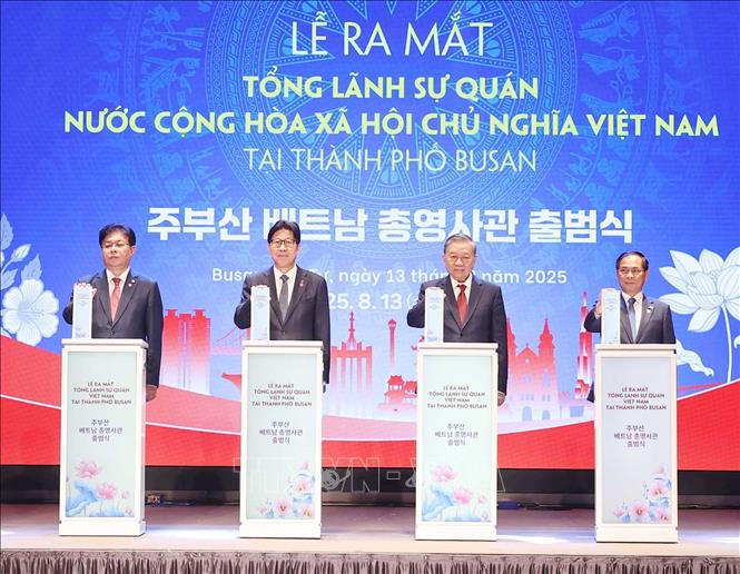 Tổng Bí thư Tô Lâm và các đại biểu thực hiện nghi thức ra mắt Tổng Lãnh sự quán Việt Nam tại thành phố Busan. Ảnh: Thống Nhất – TTXVN