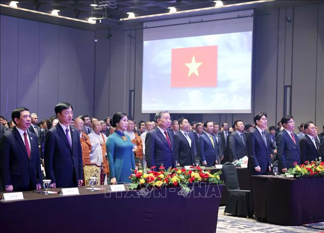 Tổng Bí thư Tô Lâm và Phu nhân cùng các đại biểu tham dự buổi lễ thực hiện nghi thức chào cờ. Ảnh: Thống Nhất – TTXVN 