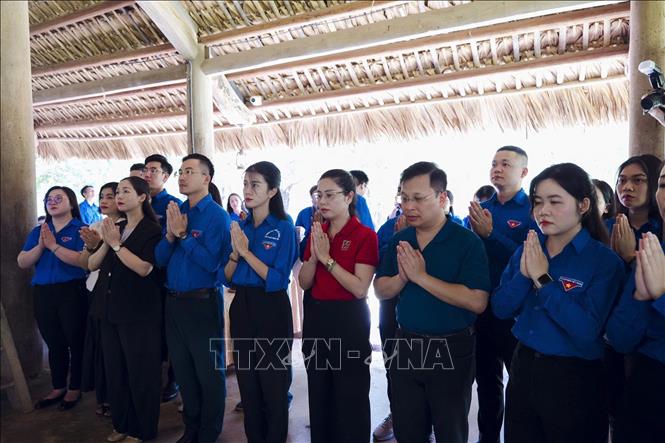 Đoàn Thanh niên Quốc hội phối hợp cùng Đoàn Thanh niên Mặt trận tổ quốc và các Đoàn thể Trung ương thành kính dâng hương tại đình Tân Trào, Khu di tích Quốc gia đặc biệt Tân Trào (Tuyên Quang). Ảnh: Hoàng Hải - TTXVN