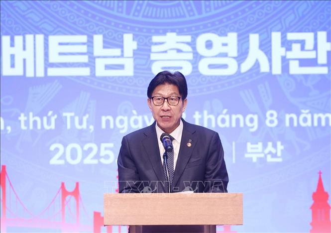 Ông  Park Heong-joon, Thị trưởng thành phố Busan phát biểu. Ảnh: Thống Nhất – TTXVN