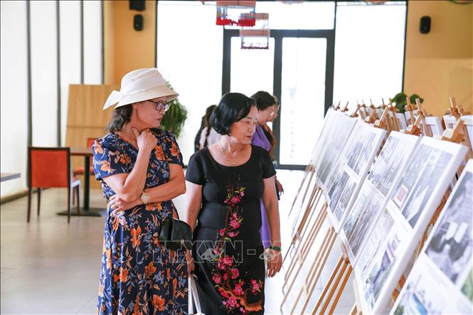 Du khách tham quan Không gian trưng bày đặc biệt với chủ đề “Tân Trào - nơi khai sinh Tổ quốc, 80 năm khởi nguồn Cách mạng Việt Nam” tại Flamingo Heritage Onsen & Resort, xã Tân Trào (Tuyên Quang). Ảnh: TTXVN phát