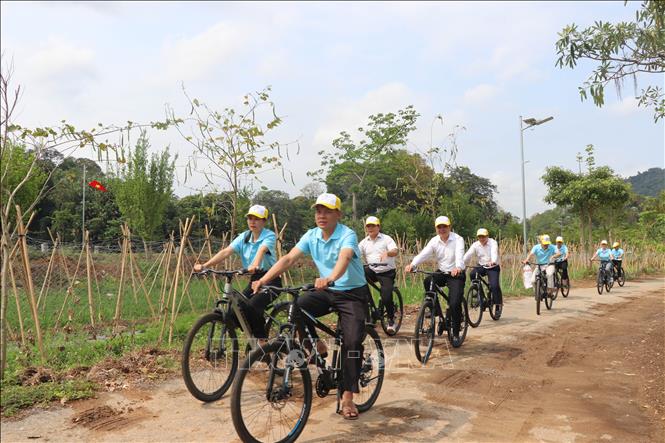 Du khách tham gia trải nghiệm trong chuỗi hoạt động của sản phẩm du lịch “Chiến khu xưa – trải nghiệm mới” tại Khu di tích Quốc gia đặc biệt Tân Trào (Tuyên Quang). Ảnh: Hoàng Hải - TTXVN 