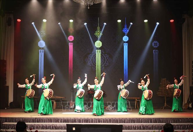 Chương trình văn nghệ chào mừng tại buổi lễ. Ảnh: Thống Nhất – TTXVN 