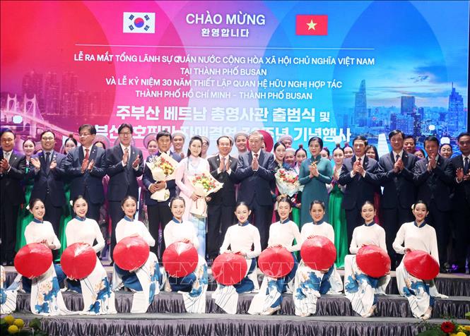 Tổng Bí thư Tô Lâm và Phu nhân cùng các đại biểu tặng hoa các nghệ sĩ biểu diễn nghệ thuật chào mừng tại buổi lễ. Ảnh: Thống Nhất – TTXVN