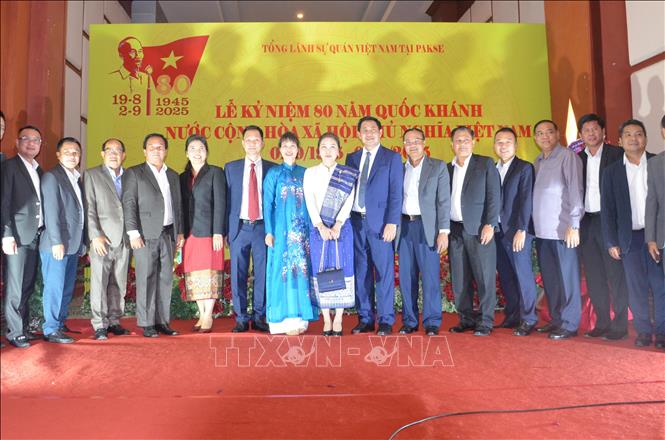 Các đại biểu chụp ảnh kỷ niệm tại Lễ kỷ niệm 80 năm Quốc khánh nước CHXHCN Việt Nam. Ảnh: Đỗ Bá Thành - PV TTXVN tại Lào