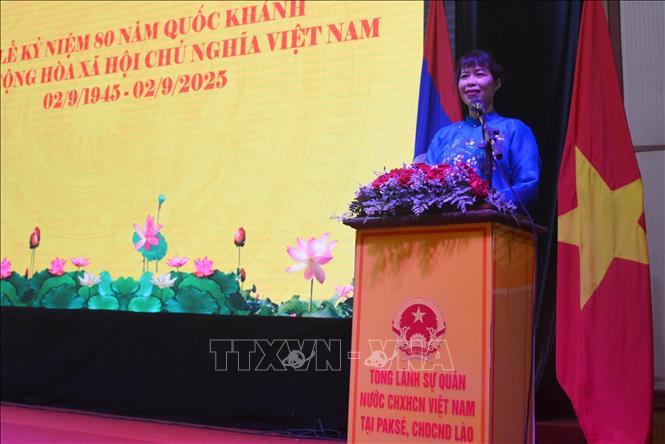 Bà Tạ Phương Dung, Tổng Lãnh sự Việt Nam tại Pakse ôn lại chặng đường 80 năm vẻ vang của dân tộc Việt Nam. Ảnh: Đỗ Bá Thành, PV TTXVN tại Lào