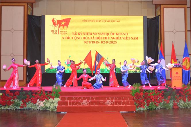 Một tiết mục văn nghệ tại Lễ kỷ niệm 80 năm Quốc khánh nước CHXHCN Việt Nam. Ảnh: Đỗ Bá Thành, PV TTXVN tại Lào