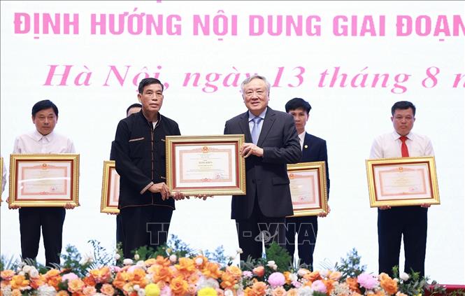 Phó Thủ tướng thường trực Nguyễn Hoà Bình trao Bằng khen của Thủ tướng Chính phủ tặng các tập thể có thành tích xuất sắc. Ảnh: Dương Giang-TTXVN 
