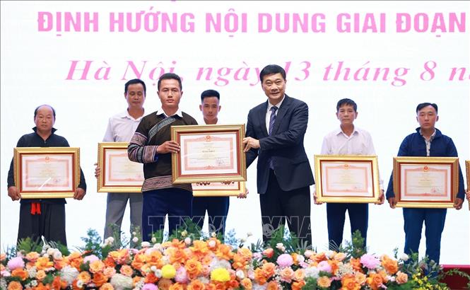 Phó Chủ tịch Quốc hội Vũ Hồng Thanh trao Bằng khen của Thủ tướng Chính phủ tặng các tập thể có thành tích xuất sắc. Ảnh: Dương Giang-TTXVN 
