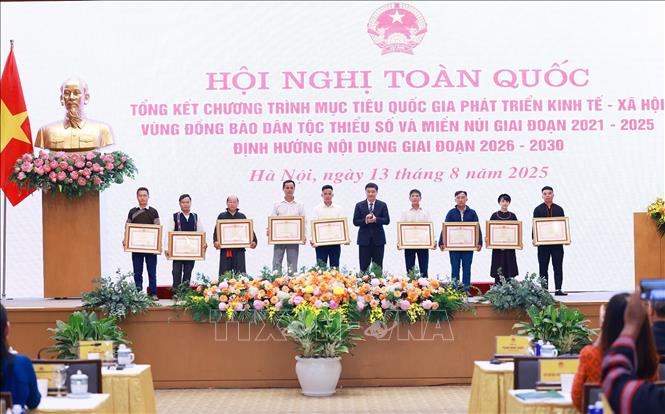 Phó Chủ tịch Quốc hội Vũ Hồng Thanh trao Bằng khen của Thủ tướng Chính phủ tặng các tập thể có thành tích xuất sắc. Ảnh: Dương Giang-TTXVN 
