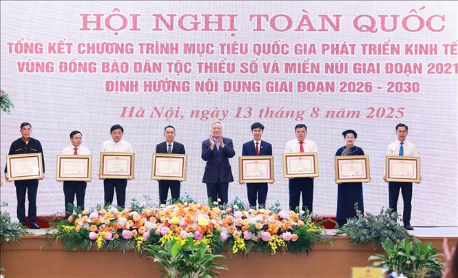 Phó Thủ tướng thường trực Nguyễn Hoà Bình trao Bằng khen của Thủ tướng Chính phủ tặng các tập thể có thành tích xuất sắc. Ảnh: Dương Giang-TTXVN 
