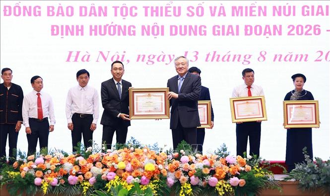 Phó Thủ tướng thường trực Nguyễn Hoà Bình trao Nằng khen của Thủ tướng Chính phủ tặng các tập thể có thành tích xuất sắc. Ảnh: Dương Giang-TTXVN 
