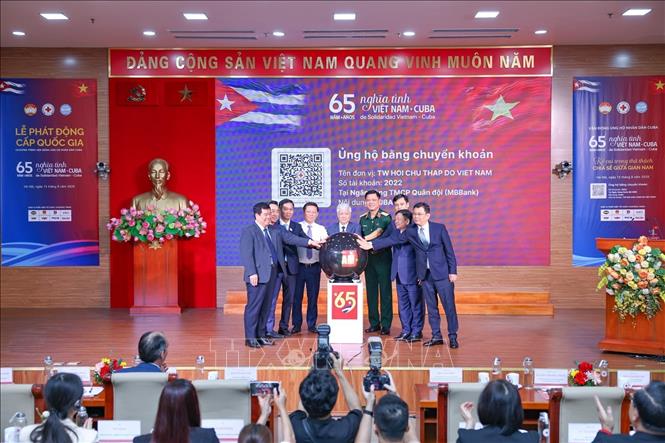 Đại biểu thực hiện nghi thức phát động, ủng hộ nhân dân Cuba với chủ đề “65 năm nghĩa tình Việt Nam - Cuba”. Ảnh: Thanh Tùng - TTXVN