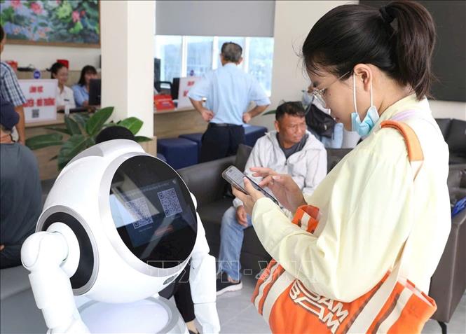Robot hành chính giúp người dân tra cứu thủ tục hành chính dễ dàng, tiện lợi. Ảnh: Hữu Duyên - TTXVN 