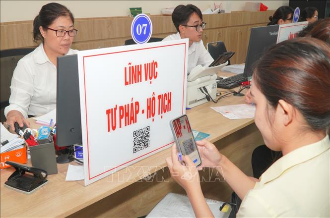 Người dân quét mã QR để tra cứu thủ tục và quy trình hồ sơ thuộc lĩnh vực tư pháp - hộ tịch. Ảnh: Hữu Duyên 