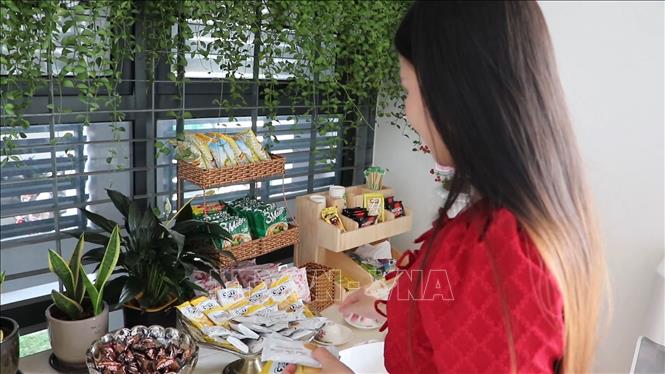 Người dân rất vui được phục vụ điểm tâm miễn phí tại Trung tâm Phục vụ Hành chính công phường Tân Đông Hiệp (TP. Hồ Chí Minh). Ảnh: Huyền Trang - TTXVN