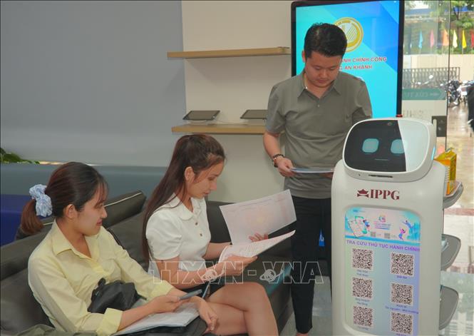 Robot AI tại phường An Khánh cung cấp tờ khai, bộ thủ tục hành chính để người dân tiện tra cứu. Ảnh: Hữu Duyên - TTXVN