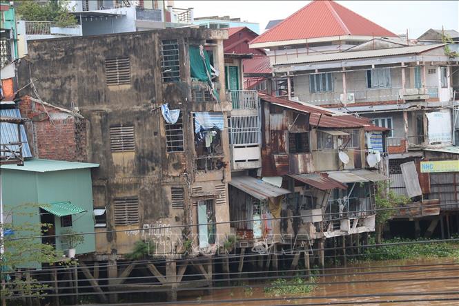 Trụ nhà xây sơ sài giữa lòng kênh, để lâu dẫn đến mục nát, gãy đổ. Ảnh: Đức Tâm - TTXVN 