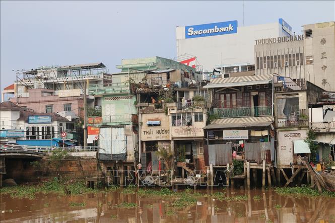 Khu vực ven bờ kênh Bảo Định, đoạn gần cầu Quay, thuộc phường Mỹ Tho, tỉnh Đồng Tháp còn tồn tại nhiều căn nhà tạm bợ. Ảnh: Đức Tâm – TTXVN