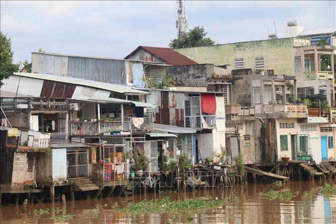 Khu vực ven bờ kênh Bảo Định, đoạn gần cầu Quay, thuộc phường Mỹ Tho, tỉnh Đồng Tháp còn tồn tại nhiều căn nhà tạm bợ. Ảnh: Đức Tâm – TTXVN