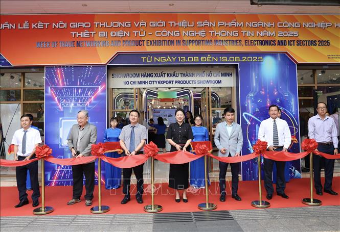 Các đại biểu cắt băng khai mạc Tuần lễ kết nối giao thương và giới thiệu sản phẩm ngành công nghiệp hỗ trợ, thiết bị điện tử - công nghệ thông tin năm 2025. Ảnh: Xuân Anh - TTXVN 