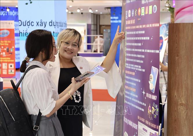 Khách tham quan tìm hiểu các giải pháp công nghệ tại sự kiện. Ảnh: Xuân Anh - TTXVN 