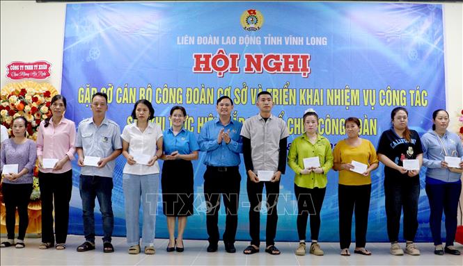 Liên đoàn Lao động tỉnh Vĩnh Long trao quà cho cán bộ công đoàn cơ sở. Ảnh: Lê Thúy Hằng - TTXVN