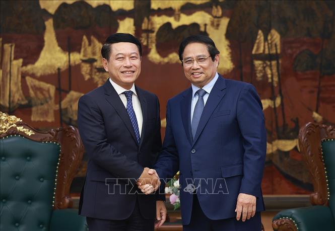 Thủ tướng Phạm Minh Chính tiếp đồng chí Saleumxay Kommasith, Phó Thủ tướng, Trưởng Ban Cải cách Doanh nghiệp Lào. Ảnh: Dương Giang-TTXVN 
