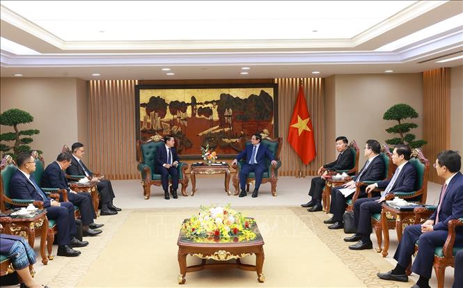 Thủ tướng Phạm Minh Chính tiếp đồng chí Saleumxay Kommasith, Phó Thủ tướng, Trưởng Ban Cải cách Doanh nghiệp Lào. Ảnh: Dương Giang-TTXVN 
