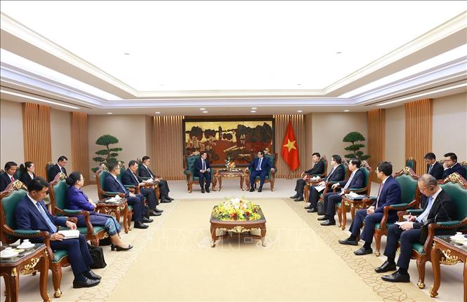 Thủ tướng Phạm Minh Chính tiếp đồng chí Saleumxay Kommasith, Phó Thủ tướng, Trưởng Ban Cải cách Doanh nghiệp Lào. Ảnh: Dương Giang-TTXVN 
