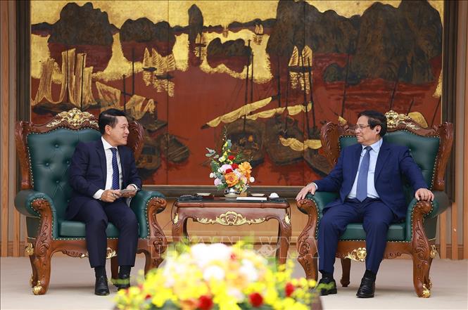 Thủ tướng Phạm Minh Chính tiếp đồng chí Saleumxay Kommasith, Phó Thủ tướng, Trưởng Ban Cải cách Doanh nghiệp Lào. Ảnh: Dương Giang-TTXVN 
