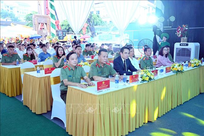 Lãnh đạo Bộ Công an, UBND thành phố Hà Nội và các đại biểu tham dự buổi lễ. Ảnh: Phạm Kiên - TTXVN