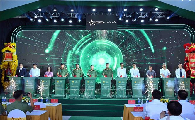 Các đại biểu thực hiện nghi Lễ khởi công xây dựng nhà ở cho lực lượng Công an nhân dân tại phường Thanh Liệt, thành phố Hà Nội. Ảnh: Phạm Kiên - TTXVN